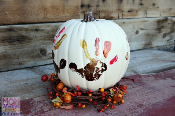Handprint Turkey Pumpkin Craft Idea - Thanksgiving Crafts for Kids @momfindsout