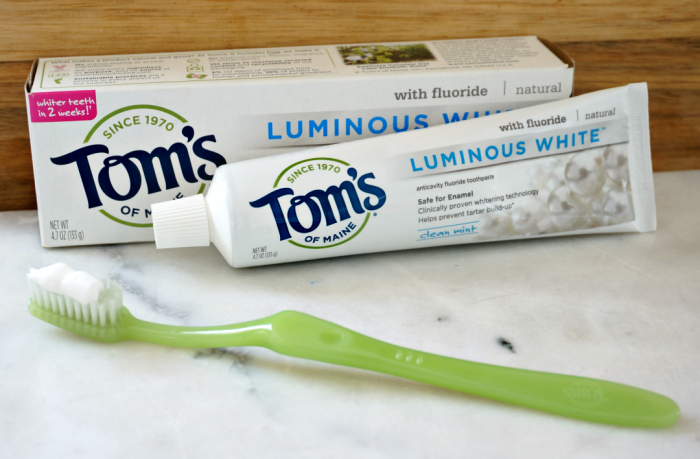 How To Whiten Teeth Naturally with Tom's of Maine Luminous White Toothpaste #MyPearlyWhites #GoodnessCircle