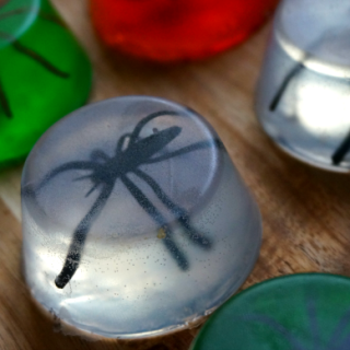 Fake Spider Toys in Soap - Easy and fun Halloween crafts - Directions at @momfindsout